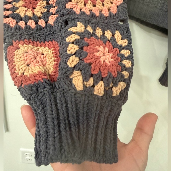 POL  Oversized GrayV-Neck Floral Sleeves Sweater Size Small - Picture 5 of 10